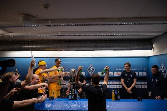 10.05.2025, xhfmx, Fussball 3.Liga, SV Waldhof Mannheim - Dynamo Dresden Thomas Stamm (Trainer Dynamo Dresden) bekommt auf der Pressekonferenz eine Bierdusche von seiner Mannschaft. (DFL DFB REGULATIONS PROHIBIT ANY USE OF PHOTOGRAPHS as IMAGE SEQUENCES and or QUASI-VIDEO) Mannheim