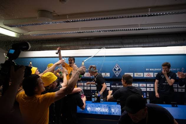 10.05.2025, xhfmx, Fussball 3.Liga, SV Waldhof Mannheim - Dynamo Dresden Thomas Stamm (Trainer Dynamo Dresden) bekommt auf der Pressekonferenz eine Bierdusche von seiner Mannschaft. (DFL DFB REGULATIONS PROHIBIT ANY USE OF PHOTOGRAPHS as IMAGE SEQUENCES and or QUASI-VIDEO) Mannheim