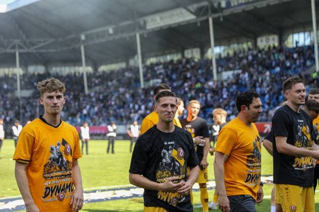 Die Spieler der SG Dynamo Dresden feiern den Aufstieg vor den Gästefanblock beim SV Waldhof Mannheim - SG Dynamo Dresden am 10.05.25 in Carl Benz Stadion, Mannheim xamx Foto: Alfio Marino