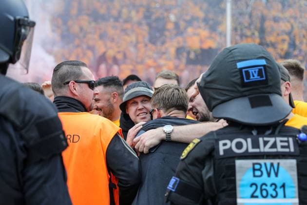 Die Spieler der SG Dynamo Dresden feiern den Aufstieg vor den Gästefanblock beim SV Waldhof Mannheim - SG Dynamo Dresden am 10.05.25 in Carl Benz Stadion, Mannheim xamx Foto: Alfio Marino