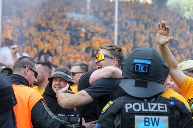 Die Spieler der SG Dynamo Dresden feiern den Aufstieg vor den Gästefanblock beim SV Waldhof Mannheim - SG Dynamo Dresden am 10.05.25 in Carl Benz Stadion, Mannheim xamx Foto: Alfio Marino