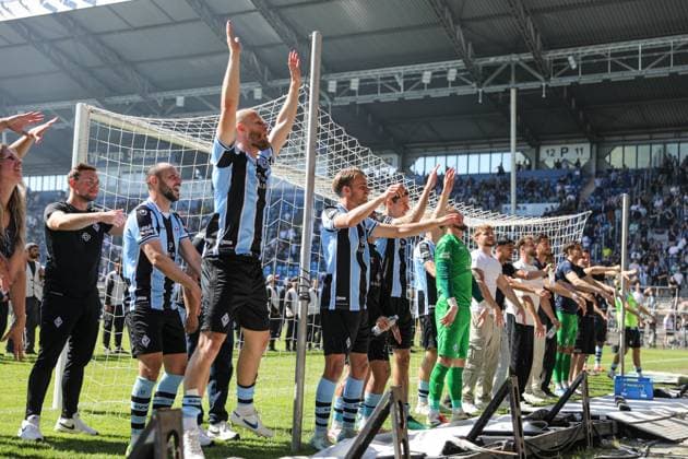 Die Spieler des SV Waldhof Mannheim lassen sich von ihren Fans feiern beim SV Waldhof Mannheim - SG Dynamo Dresden am 10.05.25 in Carl Benz Stadion, Mannheim xamx Foto: Alfio Marino