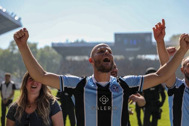 Marcel Seegert (SV Waldhof Mannheim, 5) singt die Fangesänge des SV Waldhof Mannheim beim SV Waldhof Mannheim - SG Dynamo Dresden am 10.05.25 in Carl Benz Stadion, Mannheim xamx Foto: Alfio Marino