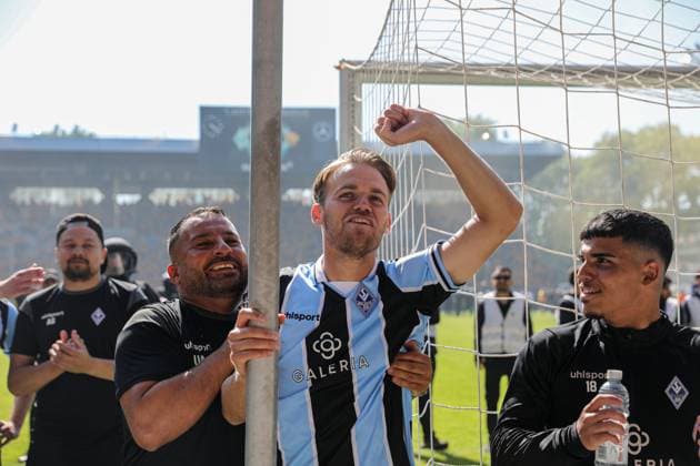 Nicklas Shipnoski (SV Waldhof Mannheim, 7) feiert vor den Fans des SV Waldhof Mannheim beim SV Waldhof Mannheim - SG Dynamo Dresden am 10.05.25 in Carl Benz Stadion, Mannheim xamx Foto: Alfio Marino