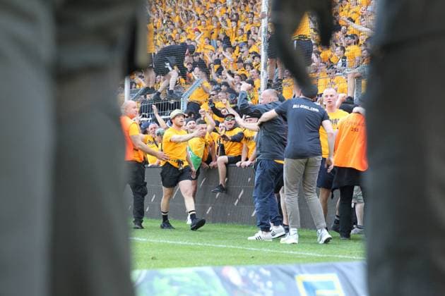 10.05.2025, xrekx, Fussball 3.Liga, SV Waldhof Mannheim - Dynamo Dresden v.l. Platzsturm Dynamo Fans, Polizei (DFL DFB REGULATIONS PROHIBIT ANY USE OF PHOTOGRAPHS as IMAGE SEQUENCES and or QUASI-VIDEO) Mannheim