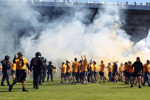 10.05.2025, xrekx, Fussball 3.Liga, SV Waldhof Mannheim - Dynamo Dresden v.l. Platzsturm Dynamo Fans (DFL DFB REGULATIONS PROHIBIT ANY USE OF PHOTOGRAPHS as IMAGE SEQUENCES and or QUASI-VIDEO) Mannheim
