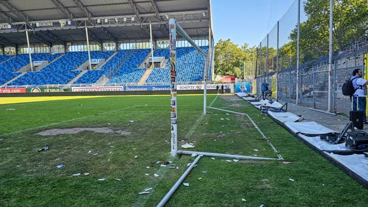 Schäden auf dem Rasen des SV Waldhof Mannheim, die Fans der SG Dynamo Dresden haben auf dem Platz gefeiert beim SV Waldhof Mannheim - SG Dynamo Dresden am 10.05.25 in Carl Benz Stadion, Mannheim xamx Foto: Alfio Marino