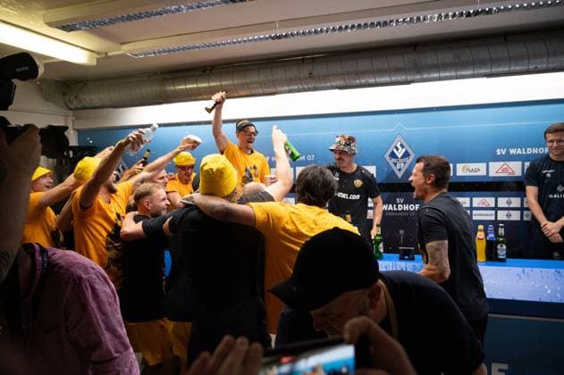 10.05.2025, xhfmx, Fussball 3.Liga, SV Waldhof Mannheim - Dynamo Dresden Thomas Stamm (Trainer Dynamo Dresden) bekommt auf der Pressekonferenz eine Bierdusche von seiner Mannschaft. (DFL DFB REGULATIONS PROHIBIT ANY USE OF PHOTOGRAPHS as IMAGE SEQUENCES and or QUASI-VIDEO) Mannheim