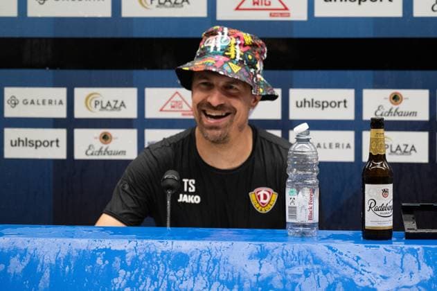 10.05.2025, xhfmx, Fussball 3.Liga, SV Waldhof Mannheim - Dynamo Dresden Thomas Stamm (Trainer Dynamo Dresden) nach seiner Bierdusche auf der Pressekonferenz (DFL DFB REGULATIONS PROHIBIT ANY USE OF PHOTOGRAPHS as IMAGE SEQUENCES and or QUASI-VIDEO) Mannheim