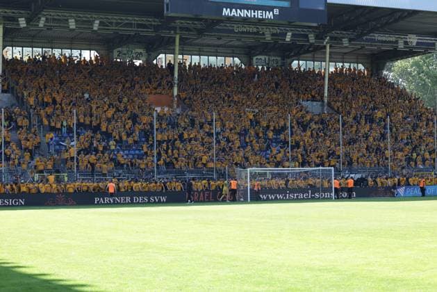 10.05.2025, xhettx, Fussball 3.Liga, SV Waldhof Mannheim - Dynamo Dresden v.l. Dresden bereitet sich zum Platzsturm vor (DFL DFB REGULATIONS PROHIBIT ANY USE OF PHOTOGRAPHS as IMAGE SEQUENCES and or QUASI-VIDEO)