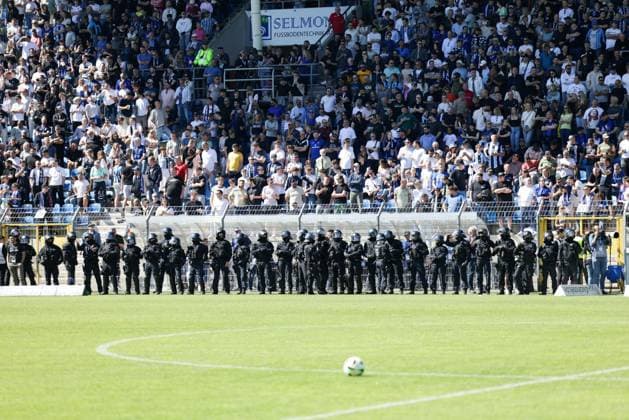 10.05.2025, xhettx, Fussball 3.Liga, SV Waldhof Mannheim - Dynamo Dresden v.l. Hundertschaft am Spielfeldrand (DFL DFB REGULATIONS PROHIBIT ANY USE OF PHOTOGRAPHS as IMAGE SEQUENCES and or QUASI-VIDEO)