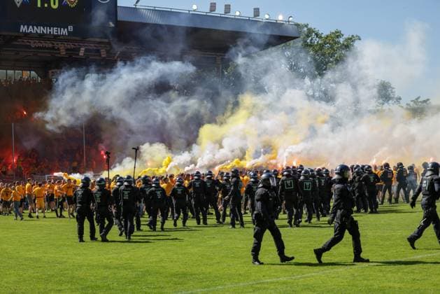 10.05.2025, xhettx, Fussball 3.Liga, SV Waldhof Mannheim - Dynamo Dresden v.l. Gästefans feiern den Aufstieg mit Platzsturm (DFL DFB REGULATIONS PROHIBIT ANY USE OF PHOTOGRAPHS as IMAGE SEQUENCES and or QUASI-VIDEO)