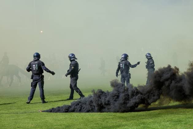 10.05.2025, xhettx, Fussball 3.Liga, SV Waldhof Mannheim - Dynamo Dresden v.l. Gästefans feiern den Aufstieg mit Platzsturm (DFL DFB REGULATIONS PROHIBIT ANY USE OF PHOTOGRAPHS as IMAGE SEQUENCES and or QUASI-VIDEO)