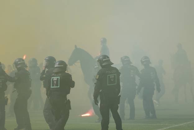 10.05.2025, xhettx, Fussball 3.Liga, SV Waldhof Mannheim - Dynamo Dresden v.l. Gästefans feiern den Aufstieg mit Platzsturm (DFL DFB REGULATIONS PROHIBIT ANY USE OF PHOTOGRAPHS as IMAGE SEQUENCES and or QUASI-VIDEO)