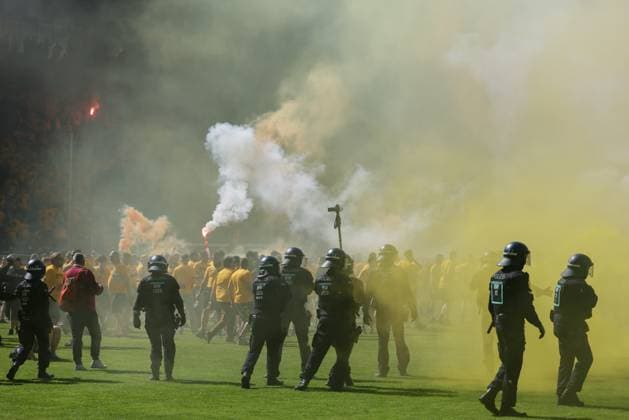 10.05.2025, xhettx, Fussball 3.Liga, SV Waldhof Mannheim - Dynamo Dresden v.l. Gästefans feiern den Aufstieg mit Platzsturm (DFL DFB REGULATIONS PROHIBIT ANY USE OF PHOTOGRAPHS as IMAGE SEQUENCES and or QUASI-VIDEO)
