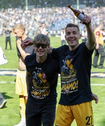 10.05.2025, xhettx, Fussball 3.Liga, SV Waldhof Mannheim - Dynamo Dresden v.l. Die Mannschaft feiert mit den Fans Niklas Hauptmann (SG Dynamo Dresden, 27) (DFL DFB REGULATIONS PROHIBIT ANY USE OF PHOTOGRAPHS as IMAGE SEQUENCES and or QUASI-VIDEO)