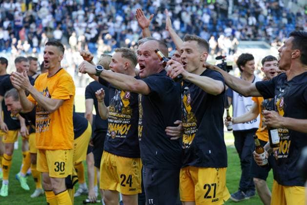 10.05.2025, xhettx, Fussball 3.Liga, SV Waldhof Mannheim - Dynamo Dresden v.l. Die Mannschaft feiert mit den Fans (DFL DFB REGULATIONS PROHIBIT ANY USE OF PHOTOGRAPHS as IMAGE SEQUENCES and or QUASI-VIDEO)