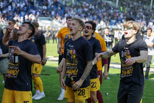 10.05.2025, xhettx, Fussball 3.Liga, SV Waldhof Mannheim - Dynamo Dresden v.l. Die Mannschaft feiert mit den Fans (DFL DFB REGULATIONS PROHIBIT ANY USE OF PHOTOGRAPHS as IMAGE SEQUENCES and or QUASI-VIDEO)