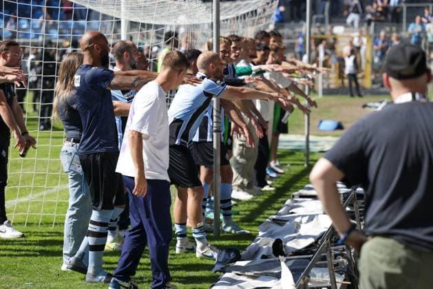 10.05.2025, xhettx, Fussball 3.Liga, SV Waldhof Mannheim - Dynamo Dresden v.l. Die Mannschaft von Waldhof lässt sich von den Fans feiern (DFL DFB REGULATIONS PROHIBIT ANY USE OF PHOTOGRAPHS as IMAGE SEQUENCES and or QUASI-VIDEO)