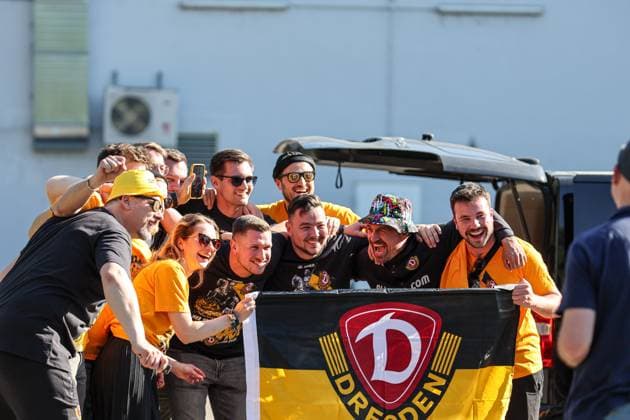 Auch auf dem Parkplatz feiern die Fans noch mit dem Gästetrainer Thomas Stamm (Trainer, SG Dynamo Dresden) beim SV Waldhof Mannheim - SG Dynamo Dresden am 10.05.25 in Carl Benz Stadion, Mannheim xamx Foto: Alfio Marino