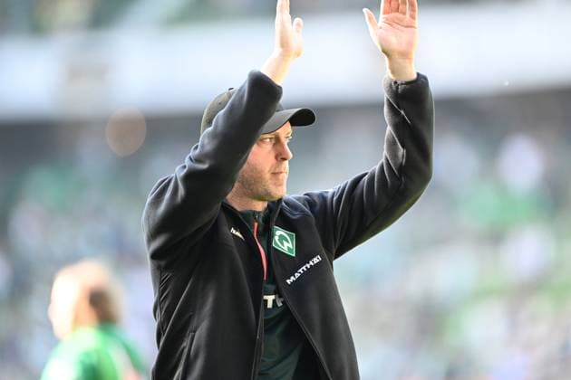 GER, 1. FBL, SV Werder Bremen vs RB Leipzig 10.05.2025, wohninvest Weserstadion, Bremen, GER, 1. FBL, SV Werder Bremen vs RB Leipzig im Bild picture shows Spielende. Endstand 0:0. Dank an die Fans nach dem Spiel Trainer Ole Werner (Werder Bremen)