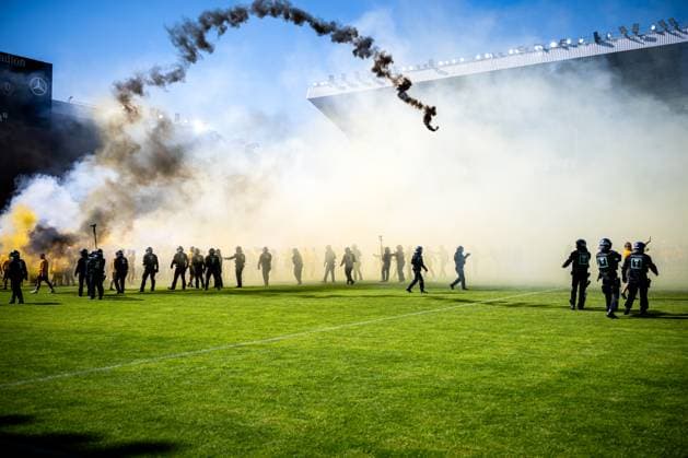 Sport Bilder des Tages 3. Liga, SV Waldhof Mannheim 07 - SG Dynamo Dresden; 10.05.2025 Platzsturm der Dresdener Fans nach dem Abpfiff, Pyro, Pyrotechnik, Rauch, Polizeieinsatz, Polizei 3. Liga, SV Waldhof Mannheim 07 - Dynamo Dresden, am 10.05.2025 im Carl-Benz-Stadion in Mannheim. DFB REGULATIONS PROHIBIT ANY USE OF PHOTOGRAPHS AS IMAGE SEQUENCES AND OR QUASI-VIDEO.