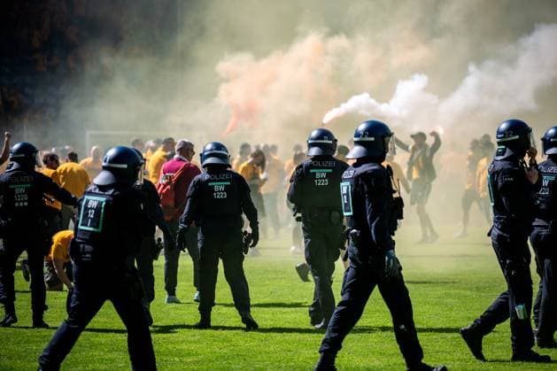 3. Liga, SV Waldhof Mannheim 07 - SG Dynamo Dresden; 10.05.2025 Platzsturm der Dresdener Fans nach dem Abpfiff, Pyro, Pyrotechnik, Rauch, Polizeieinsatz, Polizei 3. Liga, SV Waldhof Mannheim 07 - Dynamo Dresden, am 10.05.2025 im Carl-Benz-Stadion in Mannheim. DFB REGULATIONS PROHIBIT ANY USE OF PHOTOGRAPHS AS IMAGE SEQUENCES AND OR QUASI-VIDEO.