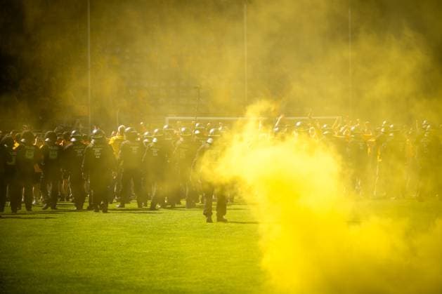 3. Liga, SV Waldhof Mannheim 07 - SG Dynamo Dresden; 10.05.2025 Platzsturm der Dresdener Fans nach dem Abpfiff, Pyro, Pyrotechnik, Rauch, Polizeieinsatz, Polizei 3. Liga, SV Waldhof Mannheim 07 - Dynamo Dresden, am 10.05.2025 im Carl-Benz-Stadion in Mannheim. DFB REGULATIONS PROHIBIT ANY USE OF PHOTOGRAPHS AS IMAGE SEQUENCES AND OR QUASI-VIDEO.