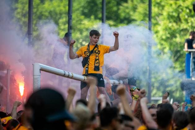 3. Liga, SV Waldhof Mannheim 07 - SG Dynamo Dresden; 10.05.2025 Platzsturm der Dresdener Fans nach dem Abpfiff, Pyro, Pyrotechnik, Rauch, Polizeieinsatz, Polizei 3. Liga, SV Waldhof Mannheim 07 - Dynamo Dresden, am 10.05.2025 im Carl-Benz-Stadion in Mannheim. DFB REGULATIONS PROHIBIT ANY USE OF PHOTOGRAPHS AS IMAGE SEQUENCES AND OR QUASI-VIDEO.