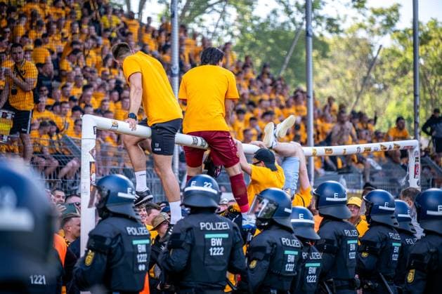 3. Liga, SV Waldhof Mannheim 07 - SG Dynamo Dresden; 10.05.2025 Platzsturm der Dresdener Fans nach dem Abpfiff, Pyro, Pyrotechnik, Rauch, Polizeieinsatz, Polizei 3. Liga, SV Waldhof Mannheim 07 - Dynamo Dresden, am 10.05.2025 im Carl-Benz-Stadion in Mannheim. DFB REGULATIONS PROHIBIT ANY USE OF PHOTOGRAPHS AS IMAGE SEQUENCES AND OR QUASI-VIDEO.