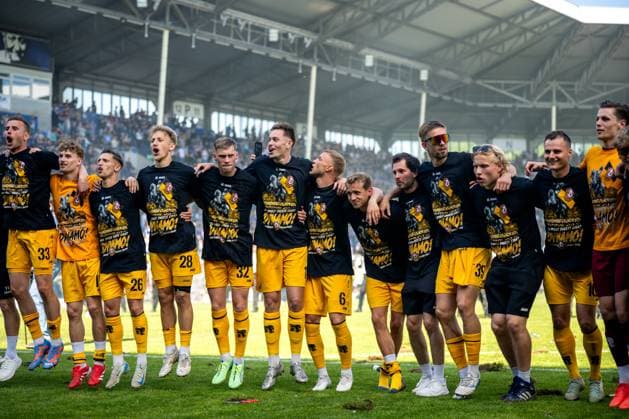 3. Liga, SV Waldhof Mannheim 07 - SG Dynamo Dresden; 10.05.2025 Platzsturm der Dresdener Fans nach dem Abpfiff, die Spieler Feiern, Pyro, Pyrotechnik, Rauch, Polizeieinsatz, Polizei 3. Liga, SV Waldhof Mannheim 07 - Dynamo Dresden, am 10.05.2025 im Carl-Benz-Stadion in Mannheim. DFB REGULATIONS PROHIBIT ANY USE OF PHOTOGRAPHS AS IMAGE SEQUENCES AND OR QUASI-VIDEO.