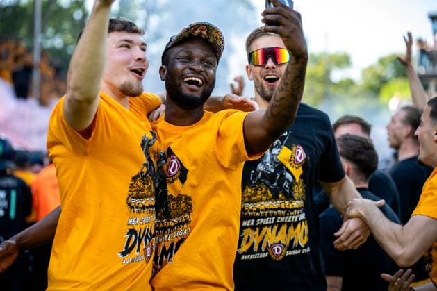3. Liga, SV Waldhof Mannheim 07 - SG Dynamo Dresden; 10.05.2025 Platzsturm der Dresdener Fans nach dem Abpfiff, die Spieler Feiern, Pyro, Pyrotechnik, Rauch, Polizeieinsatz, Polizei 3. Liga, SV Waldhof Mannheim 07 - Dynamo Dresden, am 10.05.2025 im Carl-Benz-Stadion in Mannheim. DFB REGULATIONS PROHIBIT ANY USE OF PHOTOGRAPHS AS IMAGE SEQUENCES AND OR QUASI-VIDEO.