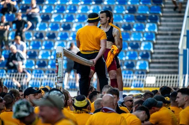 3. Liga, SV Waldhof Mannheim 07 - SG Dynamo Dresden; 10.05.2025 Platzsturm der Dresdener Fans nach dem Abpfiff, Pyro, Pyrotechnik, Rauch, Polizeieinsatz, Polizei 3. Liga, SV Waldhof Mannheim 07 - Dynamo Dresden, am 10.05.2025 im Carl-Benz-Stadion in Mannheim. DFB REGULATIONS PROHIBIT ANY USE OF PHOTOGRAPHS AS IMAGE SEQUENCES AND OR QUASI-VIDEO.