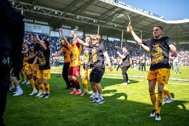 3. Liga, SV Waldhof Mannheim 07 - SG Dynamo Dresden; 10.05.2025 Platzsturm der Dresdener Fans nach dem Abpfiff, die Spieler Feiern, Pyro, Pyrotechnik, Rauch, Polizeieinsatz, Polizei 3. Liga, SV Waldhof Mannheim 07 - Dynamo Dresden, am 10.05.2025 im Carl-Benz-Stadion in Mannheim. DFB REGULATIONS PROHIBIT ANY USE OF PHOTOGRAPHS AS IMAGE SEQUENCES AND OR QUASI-VIDEO.