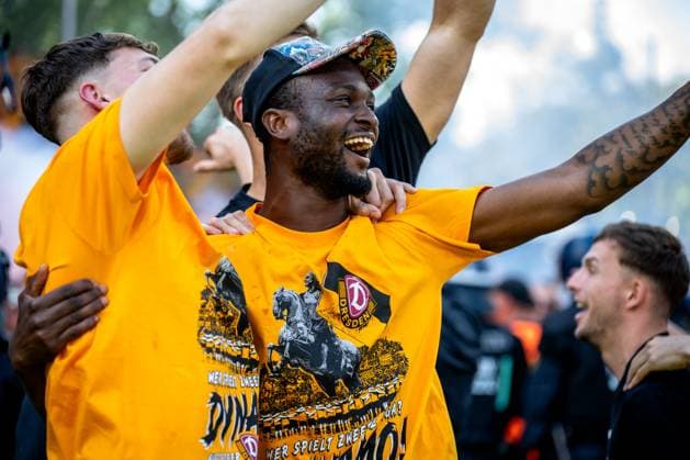 3. Liga, SV Waldhof Mannheim 07 - SG Dynamo Dresden; 10.05.2025 Platzsturm der Dresdener Fans nach dem Abpfiff, die Spieler Feiern, Pyro, Pyrotechnik, Rauch, Polizeieinsatz, Polizei 3. Liga, SV Waldhof Mannheim 07 - Dynamo Dresden, am 10.05.2025 im Carl-Benz-Stadion in Mannheim. DFB REGULATIONS PROHIBIT ANY USE OF PHOTOGRAPHS AS IMAGE SEQUENCES AND OR QUASI-VIDEO.