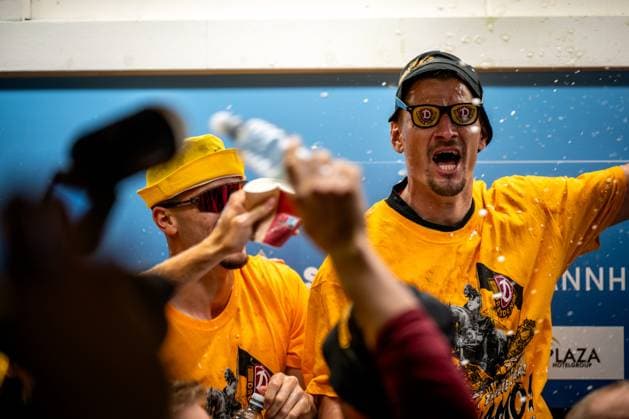 3. Liga, SV Waldhof Mannheim 07 - SG Dynamo Dresden; 10.05.2025 Bierdusche bei der Pressekonferenz mit den Spielern der SG Dynamo Dresden und Thomas Stamm 3. Liga, SV Waldhof Mannheim 07 - Dynamo Dresden, am 10.05.2025 im Carl-Benz-Stadion in Mannheim. DFB REGULATIONS PROHIBIT ANY USE OF PHOTOGRAPHS AS IMAGE SEQUENCES AND OR QUASI-VIDEO.