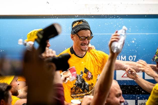 3. Liga, SV Waldhof Mannheim 07 - SG Dynamo Dresden; 10.05.2025 Bierdusche bei der Pressekonferenz mit den Spielern der SG Dynamo Dresden und Thomas Stamm 3. Liga, SV Waldhof Mannheim 07 - Dynamo Dresden, am 10.05.2025 im Carl-Benz-Stadion in Mannheim. DFB REGULATIONS PROHIBIT ANY USE OF PHOTOGRAPHS AS IMAGE SEQUENCES AND OR QUASI-VIDEO.