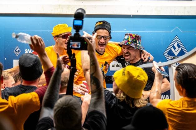 Sport Bilder des Tages 3. Liga, SV Waldhof Mannheim 07 - SG Dynamo Dresden; 10.05.2025 Bierdusche bei der Pressekonferenz mit den Spielern der SG Dynamo Dresden und Thomas Stamm 3. Liga, SV Waldhof Mannheim 07 - Dynamo Dresden, am 10.05.2025 im Carl-Benz-Stadion in Mannheim. DFB REGULATIONS PROHIBIT ANY USE OF PHOTOGRAPHS AS IMAGE SEQUENCES AND OR QUASI-VIDEO.