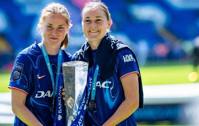 Sport Themen der Woche KW19 Sport Bilder des Tages GB. London 10 MAY: Sjoeke Nusken and Wieke Kaptein of Chelsea FC celebrate with a trophy during the Barclays Women s Super League match between Chelsea FC and Liverpool FC at Stamford Bridge on May 10, 2025 in London, England. Photo Sebastian Frej Chelsea FC v Liverpool FC, WSL Copyright: xSebastianxFrejx