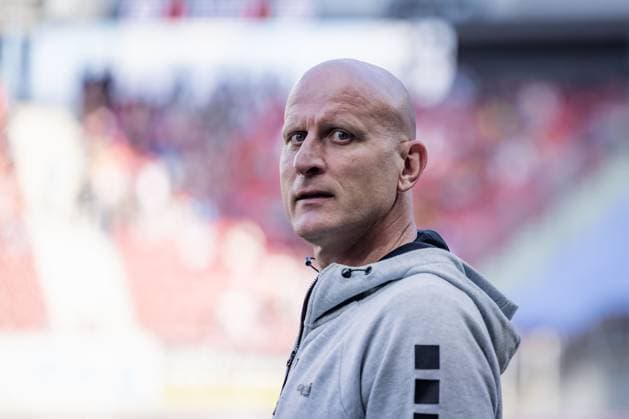 Sport Themen der Woche KW19 Sport Bilder des Tages SOCCER - BL, A.Klagenfurt vs Wattens KLAGENFURT,AUSTRIA,10.MAY.25 - SOCCER - ADMIRAL Bundesliga, qualification group, SK Austria Klagenfurt vs WSG Tirol. Image shows head coach Carsten Jancker (A.Klagenfurt).  GEPAxpictures xMatthiasxTrinkl