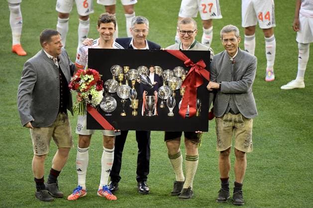Sport Themen der Woche KW19 Sport Bilder des Tages 10.05.2025, xemx, Fussball 1.Bundesliga, FC Bayern Muenchen - Borussia Mönchengladbach v.l. Verabschiedung von Thomas Müller Mueller (FC Bayern München Muenchen) (DFL DFB REGULATIONS PROHIBIT ANY USE OF PHOTOGRAPHS as IMAGE SEQUENCES and or QUASI-VIDEO) Muenchen *** 10 05 2025, xemx, Soccer 1 Bundesliga, FC Bayern Muenchen Borussia Mönchengladbach v l Farewell to Thomas Müller Mueller FC Bayern München Muenchen DFL DFB REGULATIONS PROHIBIT ANY USE OF PHOTOGRAPHS as IMAGE SEQUENCES and or QUASI VIDEO Muenchen