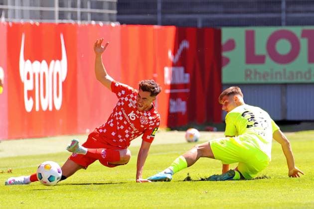 Mainz, Deutschland 10. Mai 2025: Regionalliga Südwest - 2024 2025 - 1. FSV Mainz 05 II vs. Stuttgarter Kickers Im Bild: v. li. im Zweikampf David Mamutovic (Mainz) gegeben Mario Borac (Stuttgarter Kickers). Bruchwegstadion Rheinland Pfalz Copyright: xFotostandx xRacochax
