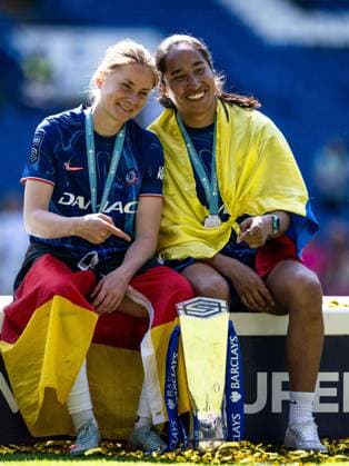 Bilder des Jahres 2025, Sport 05 Mai GB. London 10 MAY: Sjoeke Nusken, Mayra Ramirez of Chelsea FC celebrates with a trophy after winning the League during the Barclays Women s Super League match between Chelsea FC and Liverpool FC at Stamford Bridge on May 10, 2025 in London, England. Photo Sebastian Frej Chelsea FC v Liverpool FC, WSL Copyright: xSebastianxFrejx