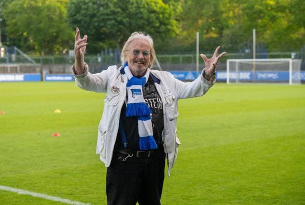 Fußball, Frauen, Saison 2024 2025, Regionalliga Nordost (19. Spieltag), Hertha BSC - FC Viktoria 89 Berlin, Frank Zander sang seine Hertha-Hymne Nur nach Hause mit verändertem Text für die Frauen von Hertha, 10.05. 2025, Copyright: xMatthiasxKochx