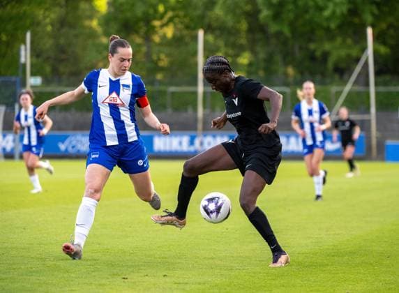 Fußball, Frauen, Saison 2024 2025, Regionalliga Nordost (19. Spieltag), Hertha BSC - FC Viktoria 89 Berlin, v. l. Clara Dreher (Hertha BSC), Eunice Beckmann (FC Viktoria 1889 Berlin), 10.05. 2025, Copyright: xMatthiasxKochx