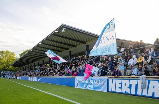 Fußball, Frauen, Saison 2024 2025, Regionalliga Nordost (19. Spieltag), Hertha BSC - FC Viktoria 89 Berlin, Fans von Viktoria (rechts) und Hertha auf der Tribüne, 10.05. 2025, Copyright: xMatthiasxKochx