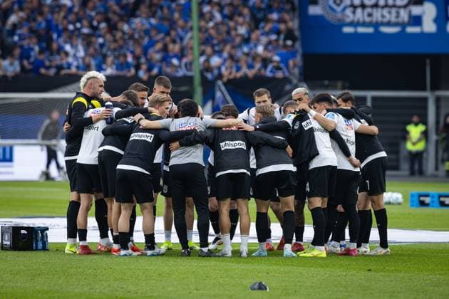 2. Fußball-Bundesliga: Hamburger SV vs. SSV Ulm 1846; 10.05.25 Team SSV Ulm 1846 vor dem Spiel 2. Fußball-Bundesliga: Hamburger SV vs. SSV Ulm 1846, Volksparkstadion am 10.05.25