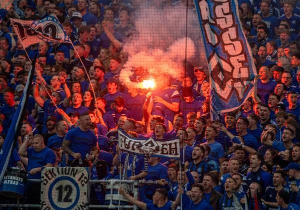 Fussball, Herren, Saison 2024 2025, 2. Bundesliga (33. Spieltag), Hamburger SV - SSV Ulm, Fans vom HSV zünden Pyrotechnik, 10.05. 2025,