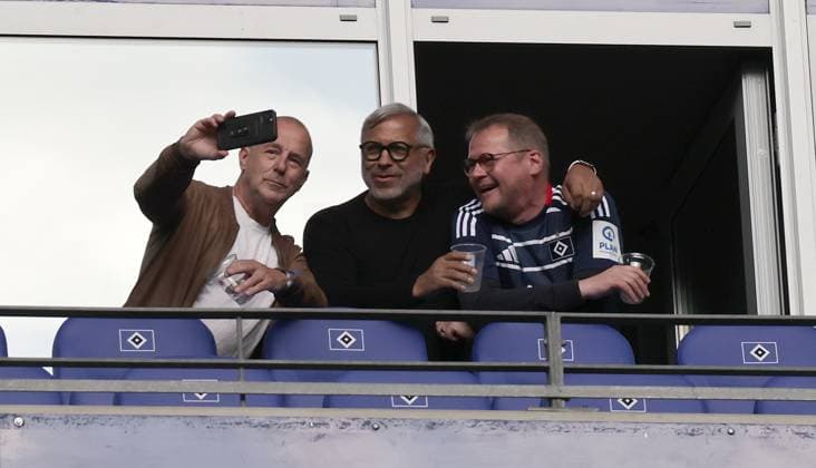 Schauspieler Heino Ferch macht ein Selfie mit Ex Profi Jimmy Hartwig Fussball, Herren, Saison 2024 2025, 2.BL, Volksparkstadion, Hamburger SV, 33.Spieltag, HSV-SSV Ulm DFL REGULATIONS PROHIBIT ANY USE OF PHOTOGRAPHS AS IMAGE SEQUENCES AND OR QUASI-VIDEO.