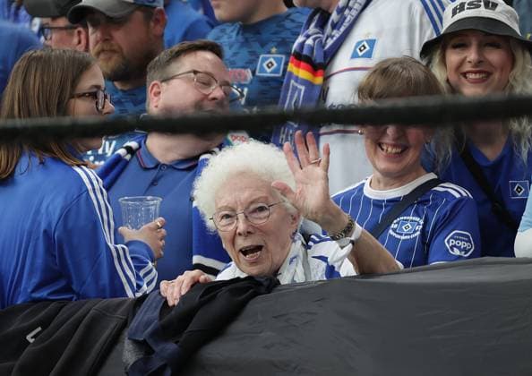 Sport Bilder des Tages Fans HSV Omi Fussball, Herren, Saison 2024 2025, 2.BL, Volksparkstadion, Hamburger SV, 33.Spieltag, HSV-SSV Ulm DFL REGULATIONS PROHIBIT ANY USE OF PHOTOGRAPHS AS IMAGE SEQUENCES AND OR QUASI-VIDEO.